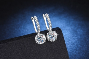 Vue détaillée des boucles d'oreilles en argent 925 avec pierres de moissanite de 1 carat