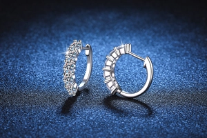 Détail macro de créoles en argent sterling S925 avec cinq pierres de moissanite brillantes