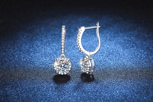 Vue macro de boucles d'oreilles en argent 925 avec moissanite et fermoirs à levier