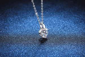 Gros plan d'un pendentif moissanite 1 carat sur chaîne en argent s925 avec fond sombre