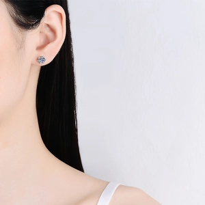 Orecchino a perno classico in argento S925 con moissanite a sei griffe su orecchio