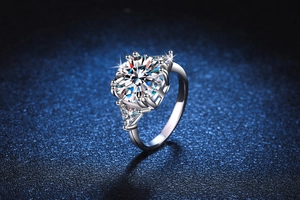 Vue macro d'une bague moissanite 5 carats avec serti à six griffes et pierres latérales