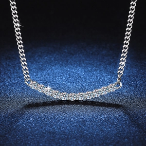 Collier en argent sterling S925 avec pendentif sourire en diamant scintillant sur fond bleu