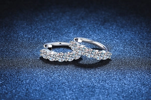 Vue détaillée des créoles en argent sterling S925 avec sertissage à 7 griffes