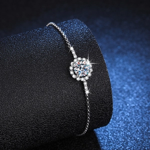 Bracelet marguerite en argent S925 avec moissanite de 1 carat sur fond de ciel étoilé