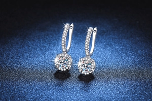 Gros plan de boucles d'oreilles en argent 925 avec moissanite ronde et monture halo