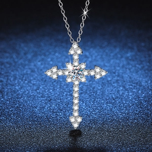 Sparkling S925 sterling silver cross pendant necklace with round moissanite center