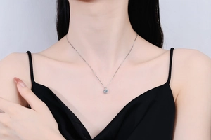 Gros plan d'un collier avec pendentif en moissanite de 1 carat porté par un mannequin en argent