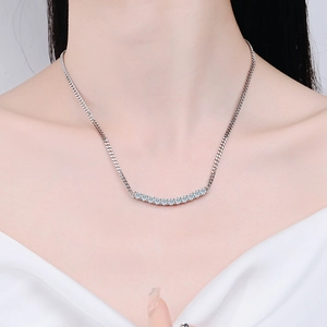 Collier en argent S925 avec pendentif en moissanite bleu clair porté par un mannequin