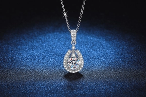 Détail macro du pendentif goutte d'eau en argent S925 avec moissanite 1ct et halo