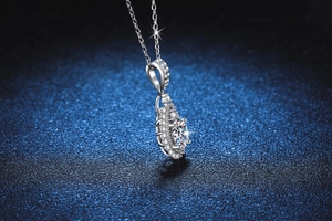 Vue macro du pendentif goutte en argent s925 avec moissanite 1ct et pavé de diamants