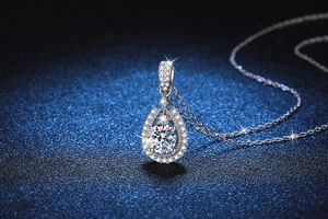 Détail macro du pendentif goutte en moissanite avec micro-pavage sur chaîne argent