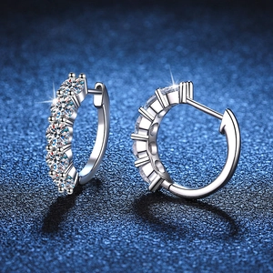 Boucles d'oreilles créoles en argent S925 avec cinq pierres de moissanite taille brillant