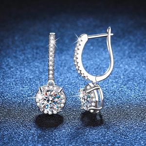 Boucles d'oreilles halo en argent 925 avec moissanite ronde et détails en pavé brillant