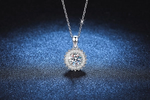Détail du pendentif tournesol en argent 925 avec moissanite ronde et diamants baguettes