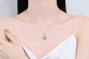Gros plan du collier en argent S925 avec pendentif poire halo en moissanite 1ct