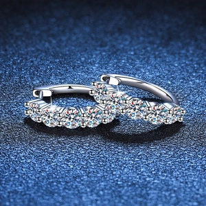 Créoles étincelantes en argent 925 avec diamants moissanite ronds sertis en rail chic