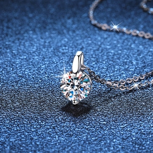 Collier classique en argent S925 avec pendentif moissanite de 1 carat taille brillant rond