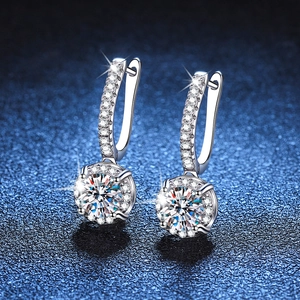 Boucles d'oreilles halo luxueuses en argent 925 avec pierres de moissanite rondes