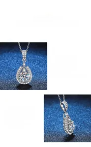 Vue détaillée du collier pendentif en moissanite avec micro-pavé de diamants et fini argent