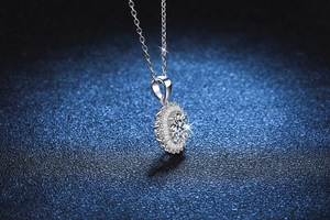 Vue macro d'un pendentif tournesol en argent 925 avec amas de moissanite éclatant