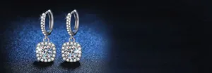 Détail des boucles d'oreilles en argent 925 avec moissanite, serti halo et micro-pavage