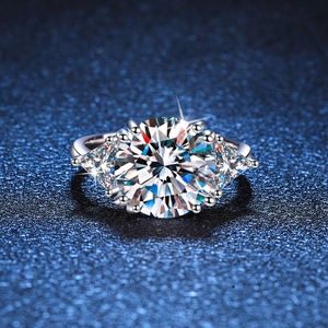 Bague de luxe en argent 925 avec Moissanite de 5 carats et pierres latérales fines