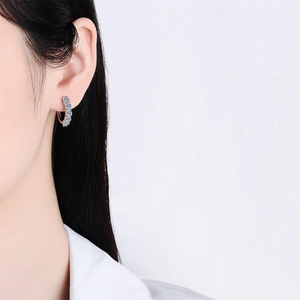 Élégantes boucles d'oreilles créoles en argent S925 avec moissanite bleue brillante