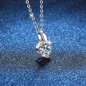 Collier solitaire en argent S925 avec une moissanite de 1 carat sur un fond bleu brillant