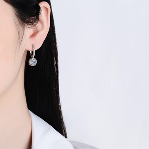 Élégantes boucles d'oreilles créoles en argent 925 avec moissanite 1 carat sur modèle