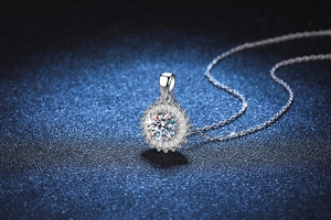 Vue macro de pendentif tournesol en argent 925 avec moissanite 1ct et diamants baguette