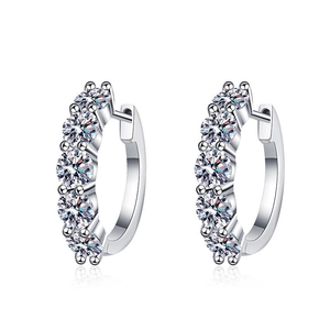 Créoles classiques en argent sterling S925 serties de cinq pierres de Moissanite