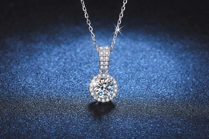 Vue macro du pendentif moissanite 1 carat avec halo sur une fine chaîne en argent S925