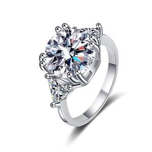 Bague élégante en argent 925 avec moissanite de 5 carats et pierres latérales