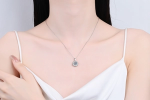 Élégant collier moissanite en argent 925 porté sur le cou avec détail en soie