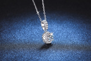 Vue macro du pendentif en argent S925 avec moissanite 1ct et halo sur fond bleu nuit