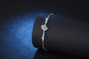 Détail d'un bracelet en argent moissanite montrant la monture à 4 griffes sur présentoir