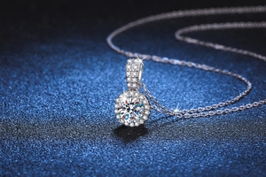 Gros plan d'un collier avec pendentif en moissanite 1 carat et sertissage halo argenté