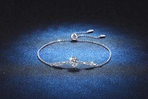 Détail macro du bracelet ajustable en argent S925 avec une pierre de moissanite de 1 carat