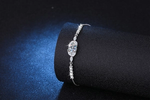 Vue détaillée du bracelet en argent S925 avec moissanite et motif fleur étoilée