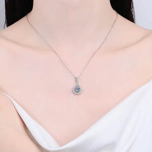Collier en argent sterling S925 avec pendentif goutte en moissanite sur une femme