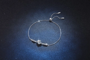 Détail du bracelet réglable en argent S925 avec moissanite étincelante de 1 carat au centre