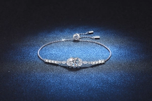 Détail du bracelet en argent S925 avec fermoir coulissant et pierre centrale en moissanite
