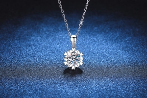 Dettaglio macro del ciondolo a fiocco di neve con moissanite centrale su catena in argento