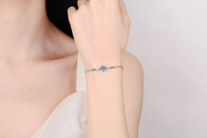Vue détaillée du bracelet en argent S925 avec une moissanite de 1 carat couleur D