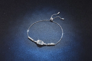 Détail du bracelet réglable en argent S925 avec moissanite ovale et accents d'étoiles