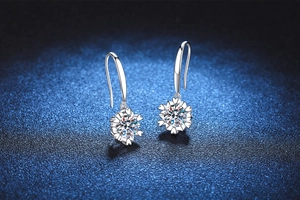 Close-up of S925 silver snowflake earrings featuring Moissanite stones on a blue background
