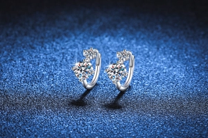 Vue détaillée de créoles en argent S925 avec deux pierres de moissanite rondes