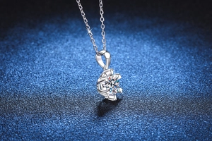 Macro del ciondolo in moissanite da 1 carato con classica montatura a sei griffe