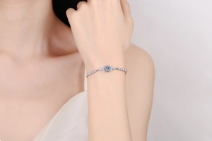 Détail du bracelet en argent S925 avec une moissanite de 1 carat au design fleur étoilée